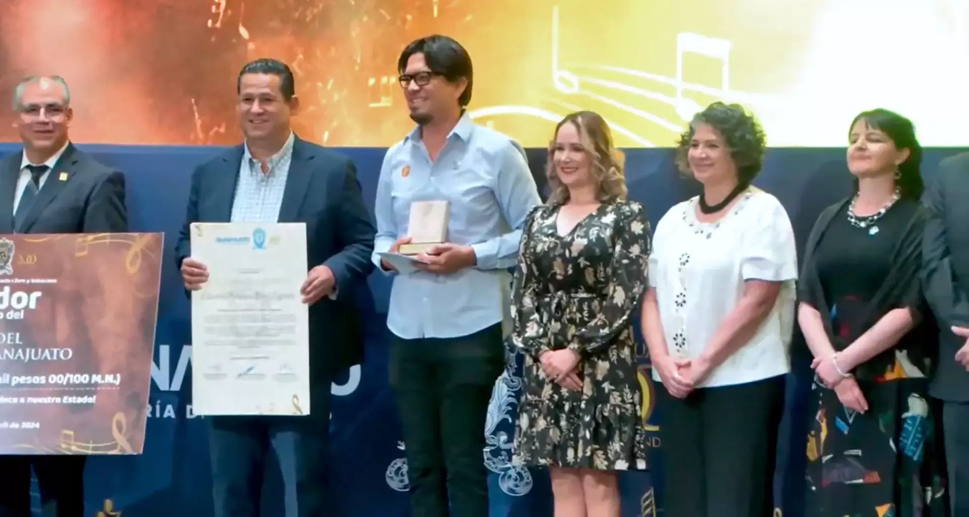 Profesor Eduardo Muñoz en ceremonia de premiación