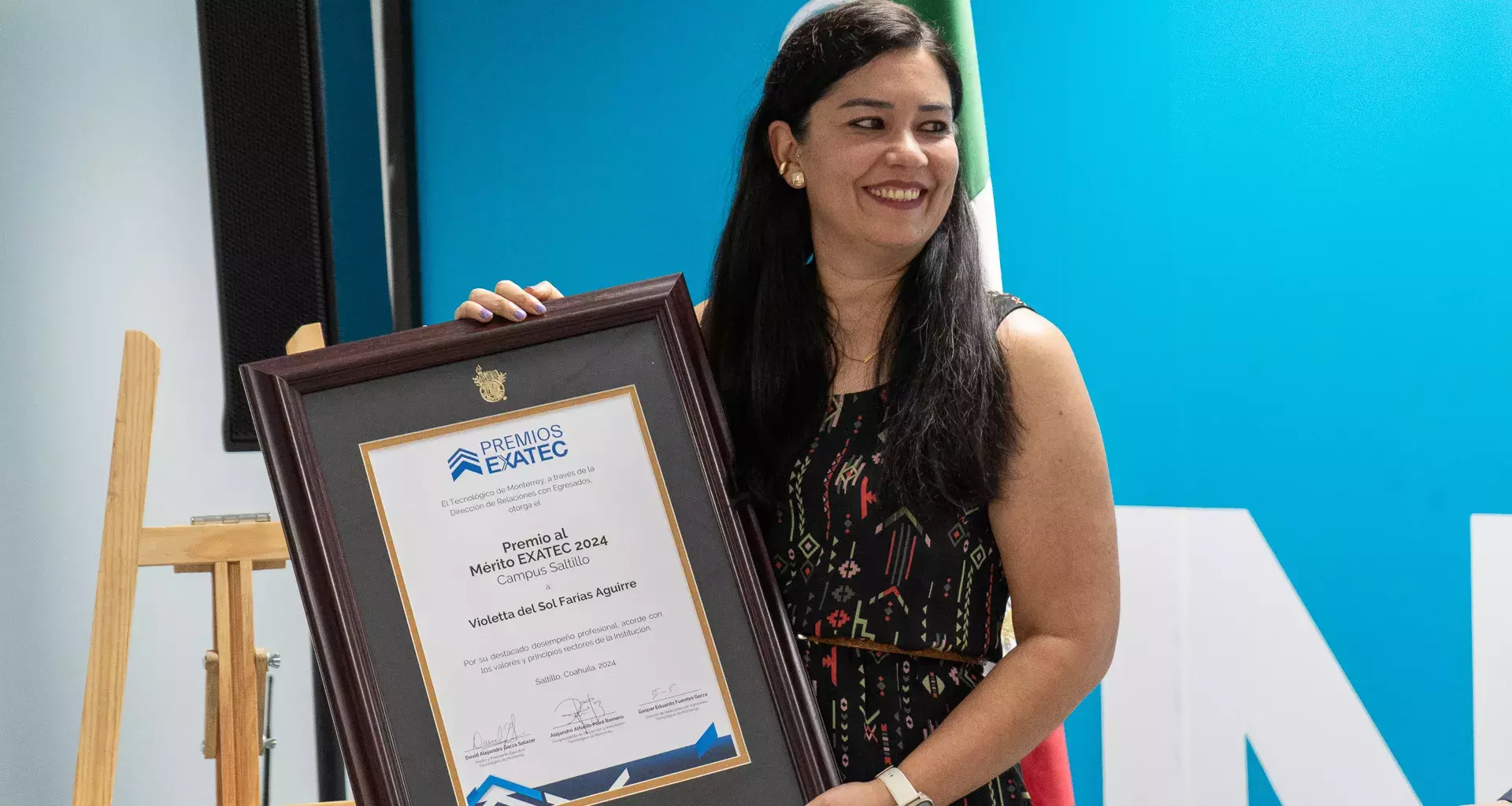 Fundadora de Voluntarios México recibiendo premio EXATEC