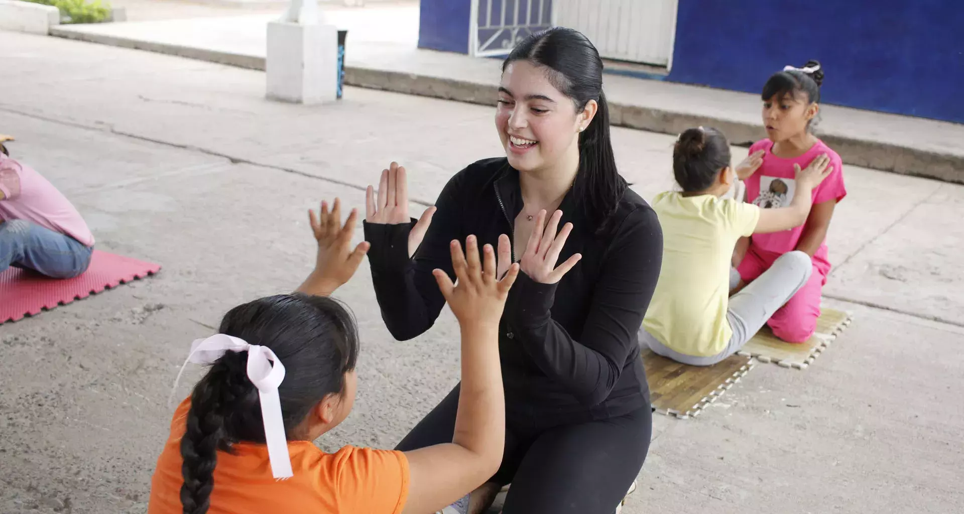 fernanda romero brindando clases a niñas de primaria