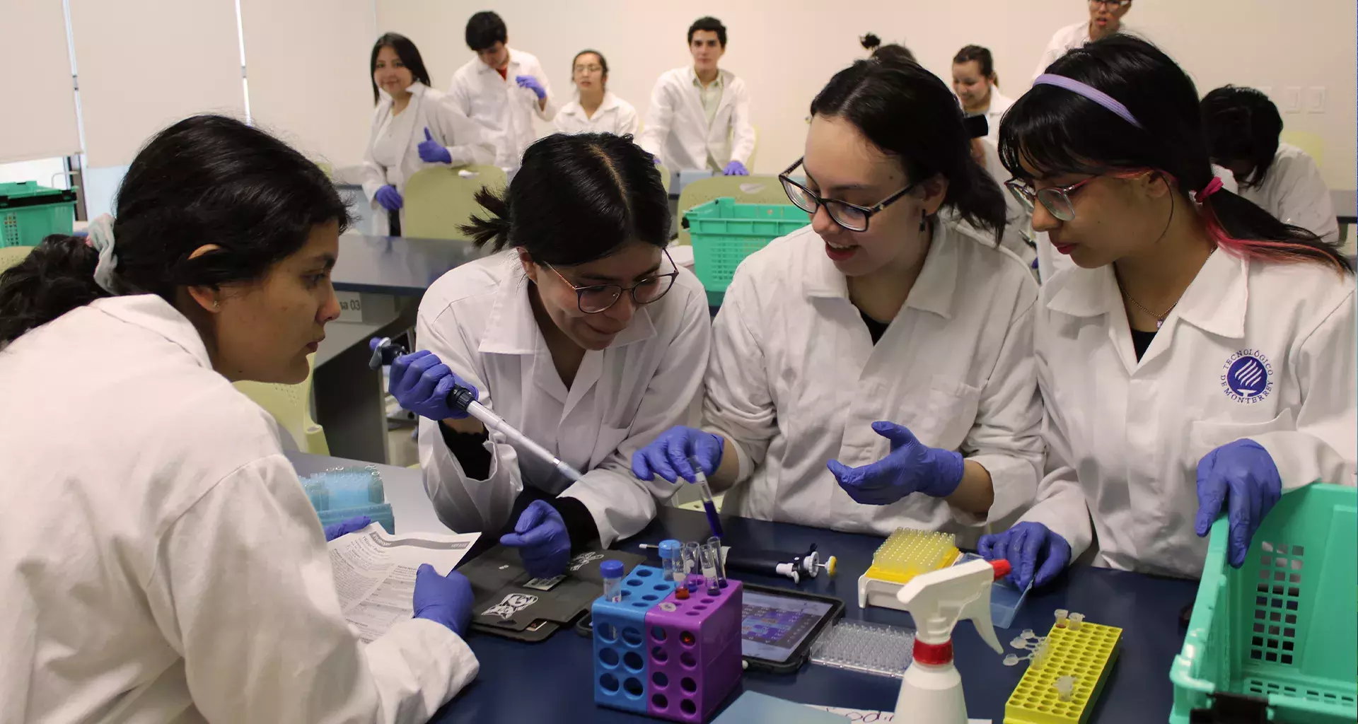 Estudiantes de PrepaTec en prácticas de Salud.