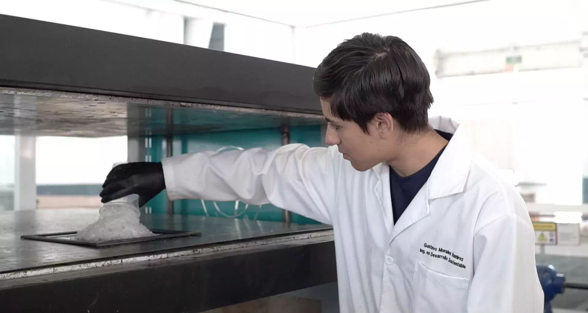 Estudiante del Tec de Monterrey durante el proceso de reciclado del plástico