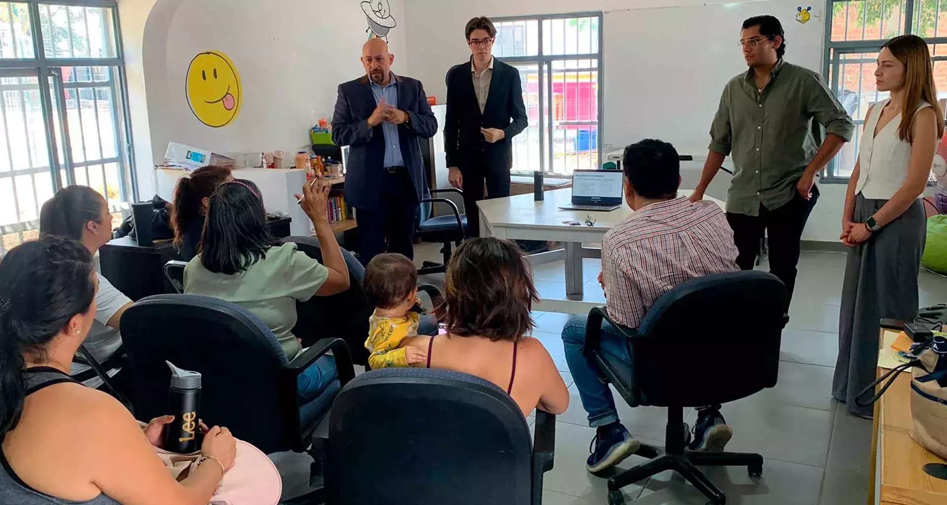 Asesoría legar a emprendedoras, impatida en Colmenas de Zapopan por el Tec Guadalajara.