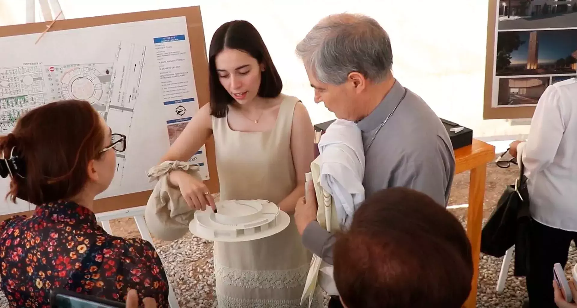 Estudiantes de Arquitectura del Tec de Monterrey presentan a obispo el diseño de una iglesia que será realidad en Torreón