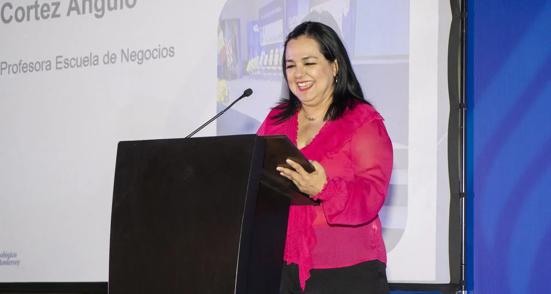 profesora lilia cortez recibiendo premio de profesora inspiradora