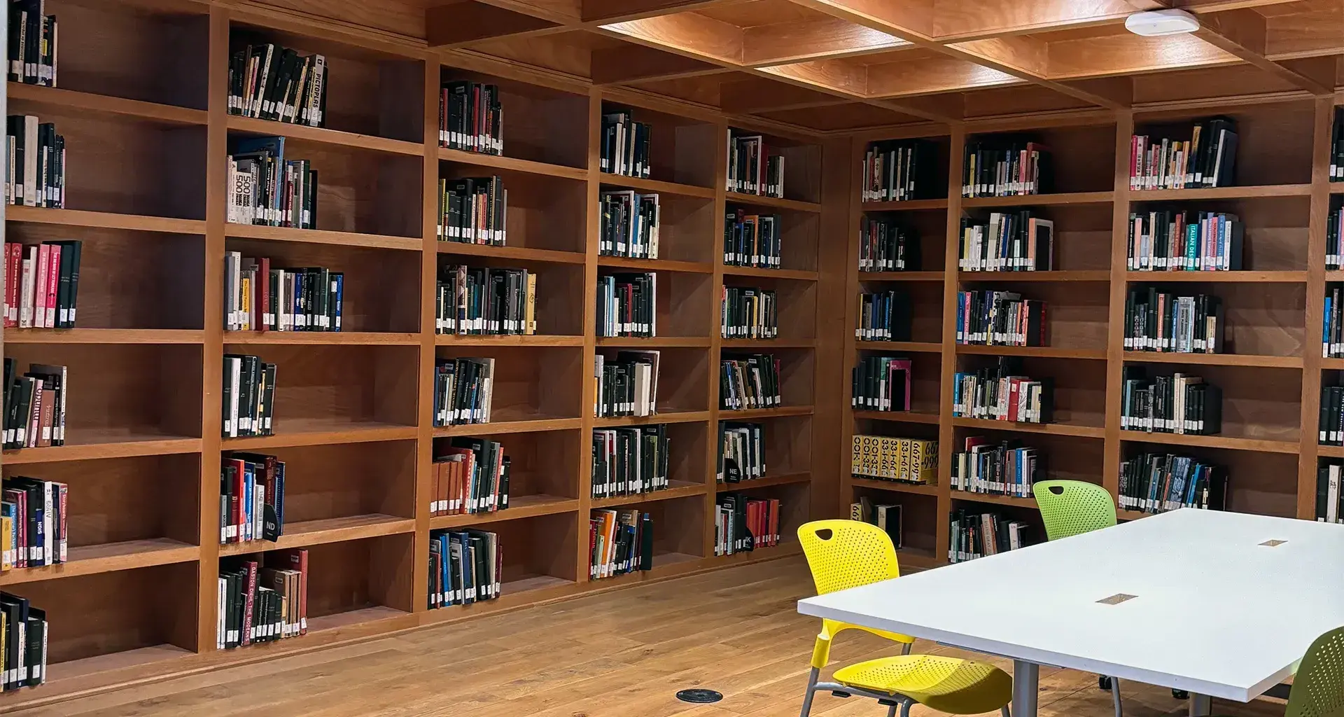 Profesor Tec publica libro para aprender español