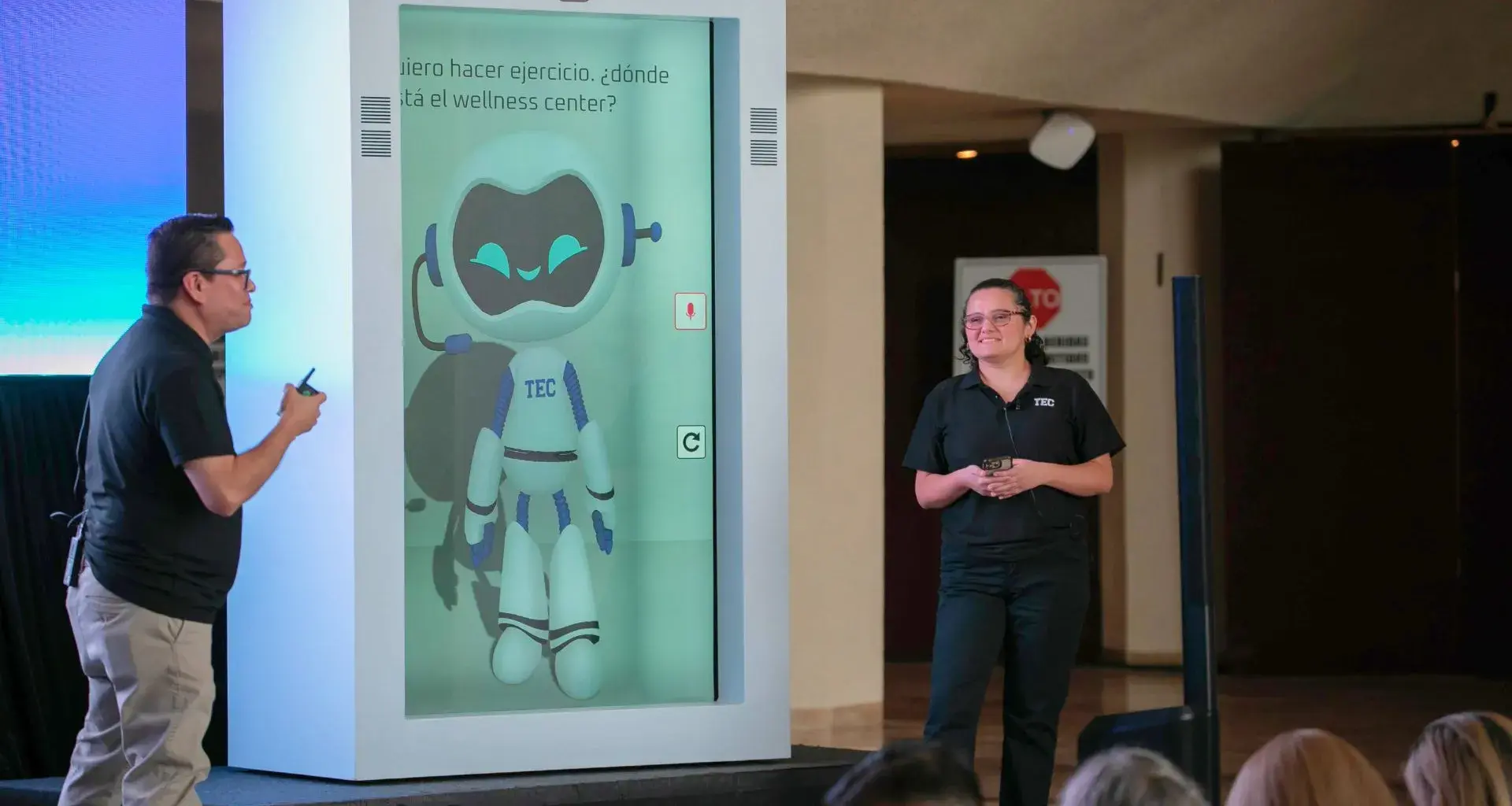 Holograma Tecbot en AI Day