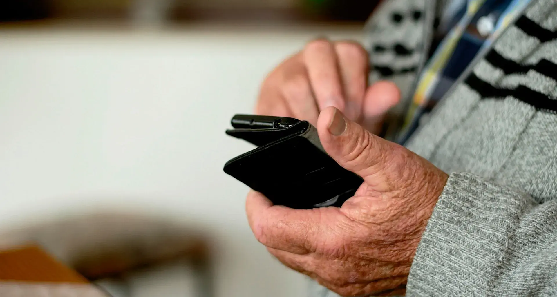 Adulto mayor combate el rezago digital utilizando teléfono inteligente