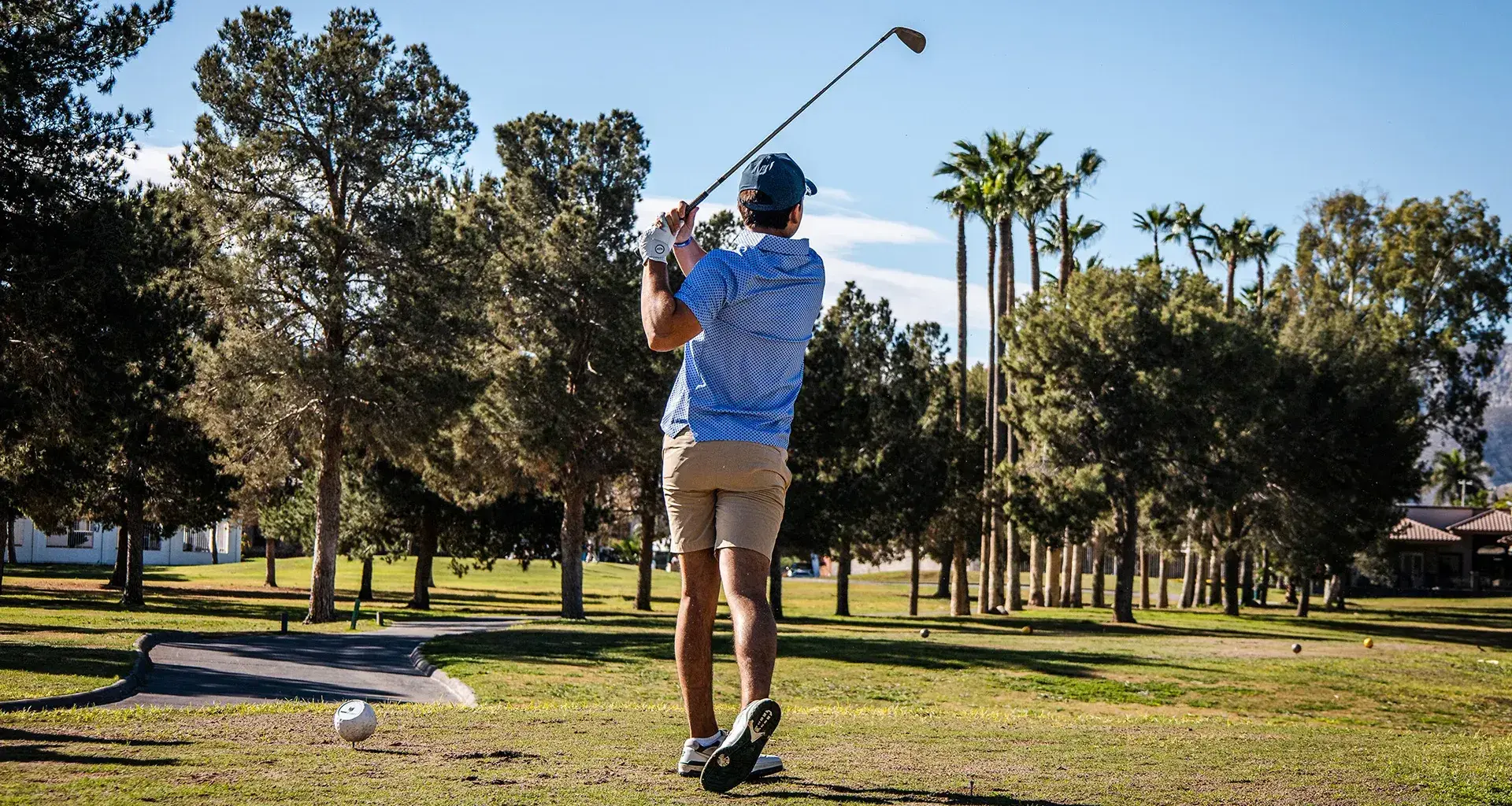 Golfista posa tras golpear pelota en el Torneo de Golf EXATEC Blue Open del Tec de Monterrey campus Laguna