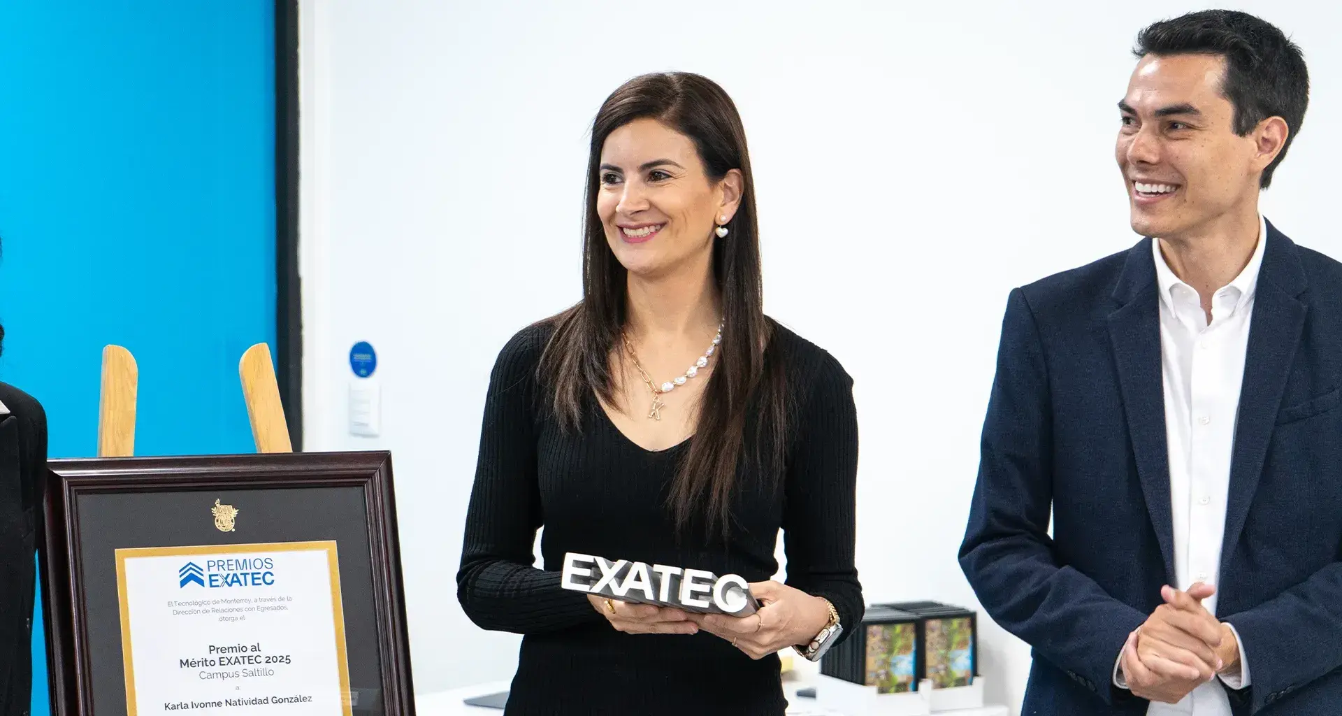 Karla Natividad recibiendo el Premio al Mérito EXATEC