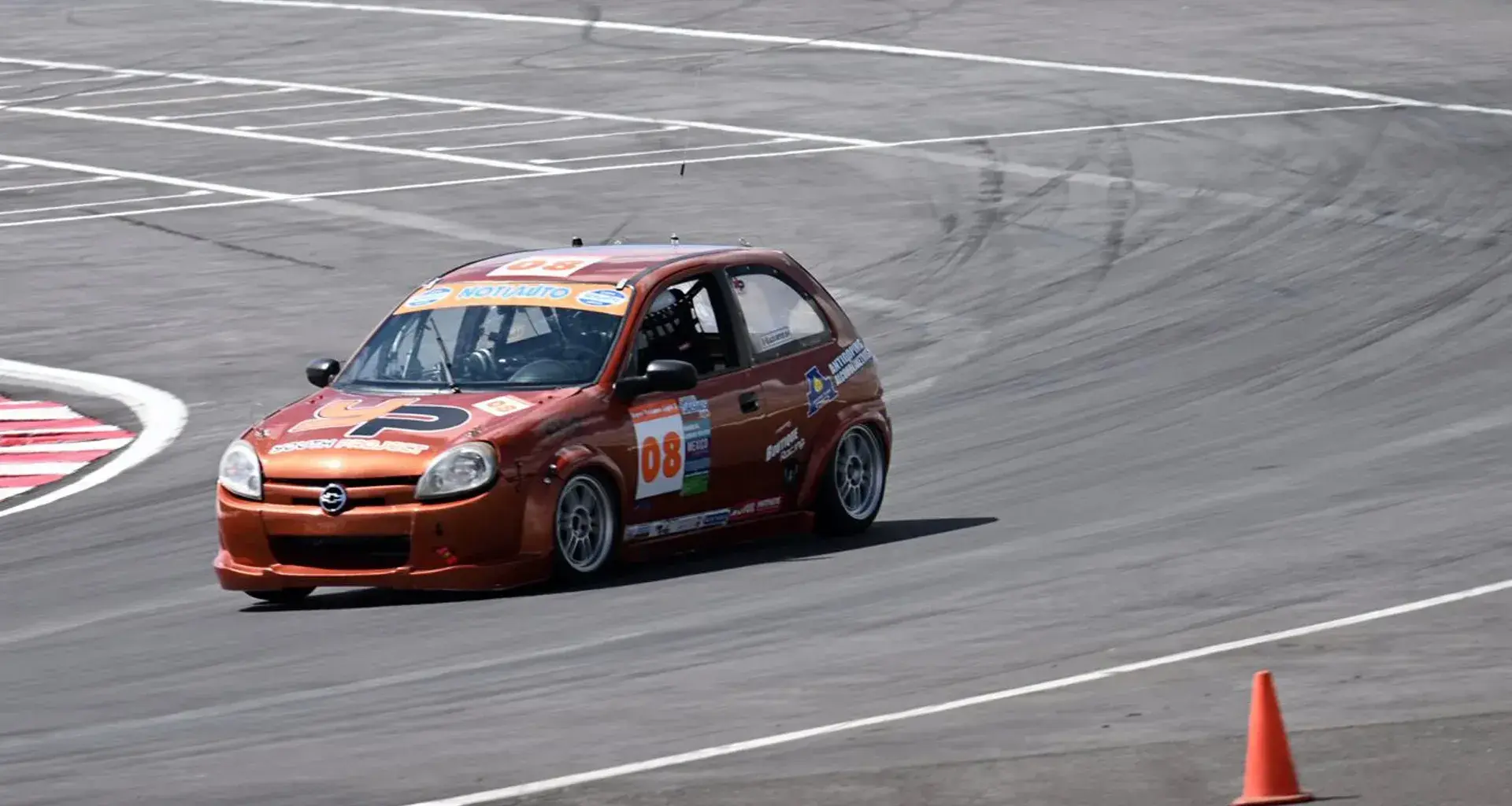 Alejandro Reyes, estudiante de primer semestre de la PrepaTec Cuernavaca, es líder en la categoría Super Turismos Light 2 (STL2) de la México Racing Cup, uno de los campeonatos de automovilismo más destacados del país.