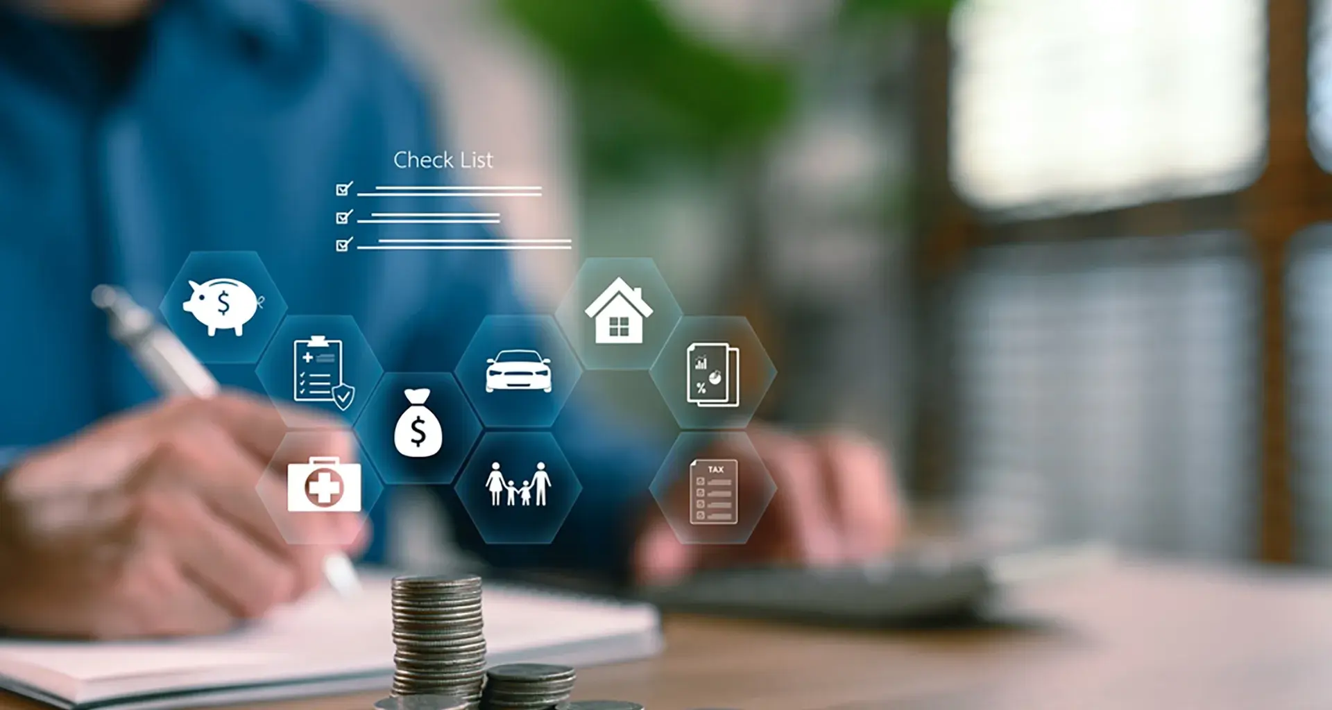 Hombre revisando sus finanzas