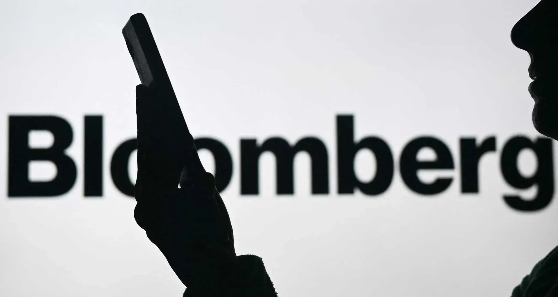 Hombre lee información financiera de Bloomberg