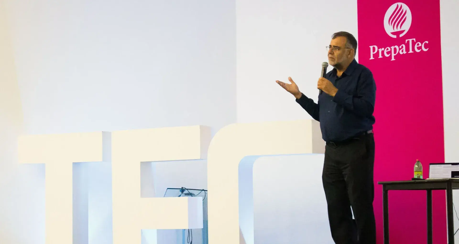 Ricardo Baeza-Yates visitó el Tec de Monterrey campus Querétaro para hablar sobre los límites éticos y humanos de la inteligencia artificial. 