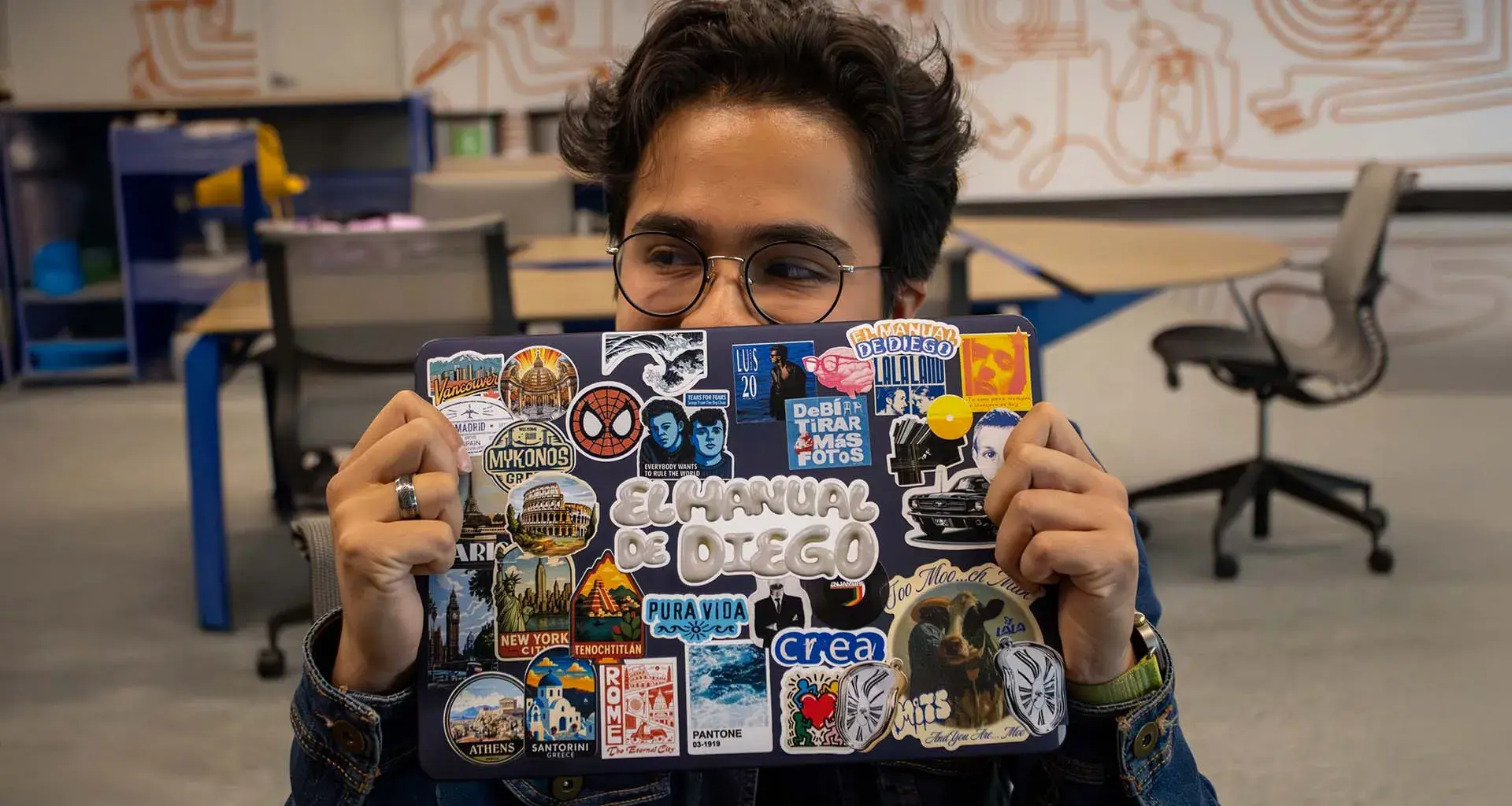 Estudia en la UNAM y en el Tec al mismo tiempo, y a la par construye El Manual de Diego