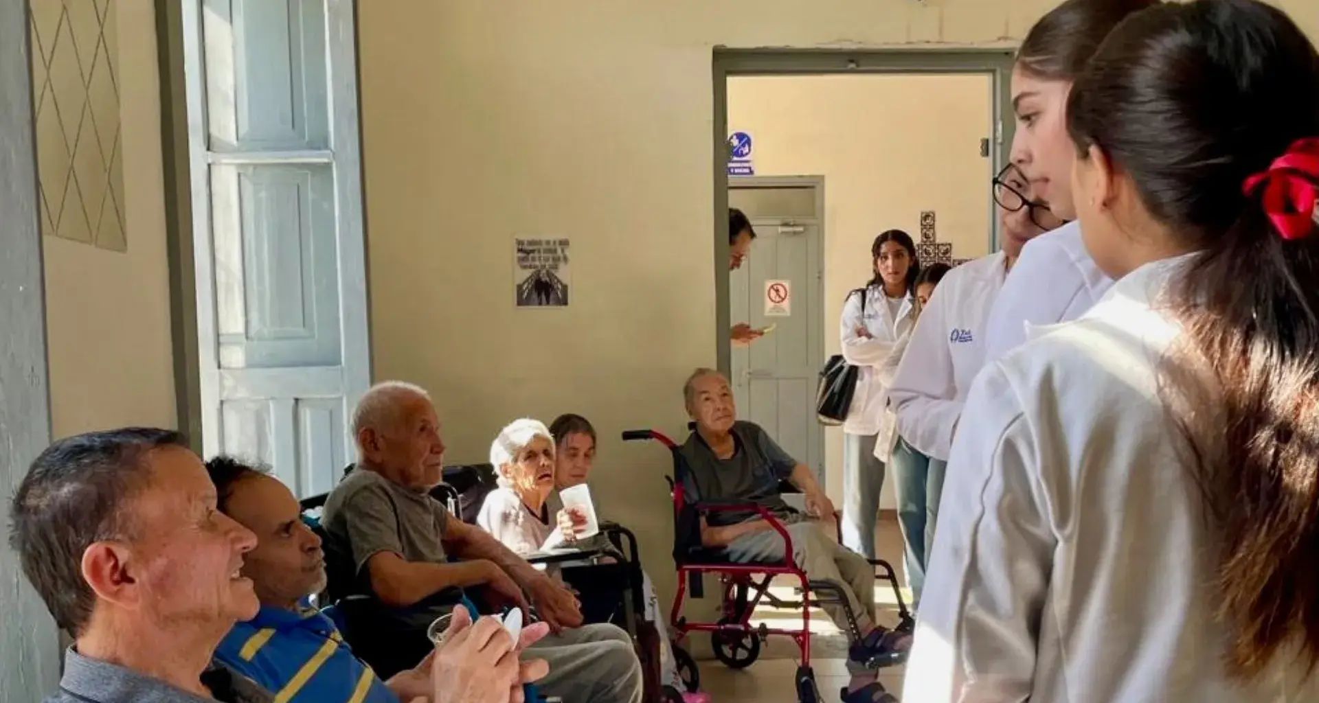 Estudiantes de la Escuela de Medicina y Ciencias de la Salud del Tec campus Chihuahua realizan trabajo de intervención en el Asilo Asociación Guadalupana en Chihuahua.