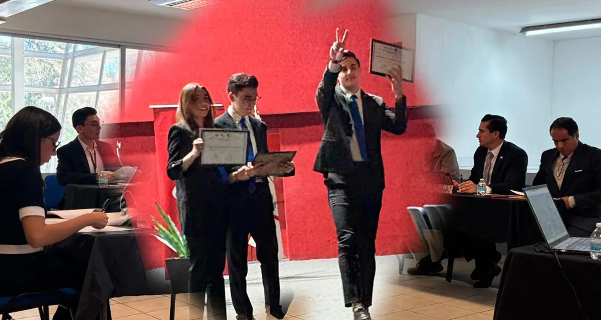 Laguneros festejan el bicampenato conseguido en el Torneo Nacional de Debate del IMEF Universitario celebrado en Guadalajara