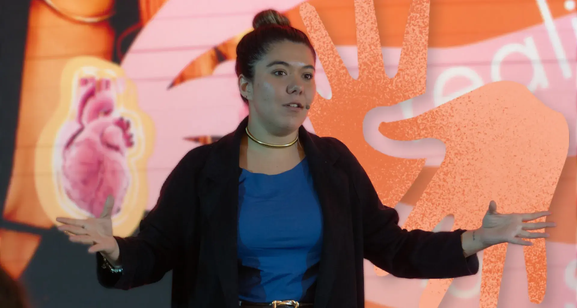 Retrato de Laura Bustamante durante su conferencia sobre inclusión y lengua de señas en Tec CCM.