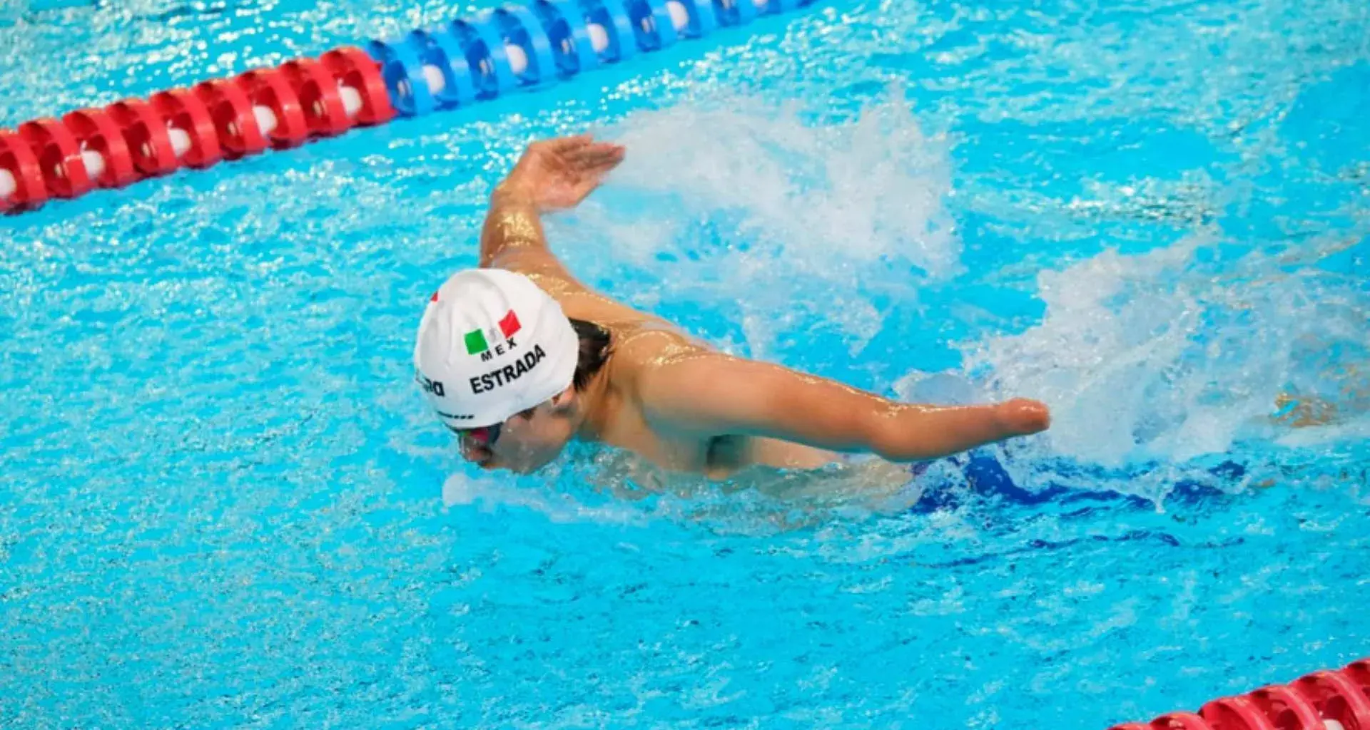 Luis Estrada, alumno de PrepaTec Querétaro en prueba de natación durante los Juegos Parapanamericanos Chile 2025