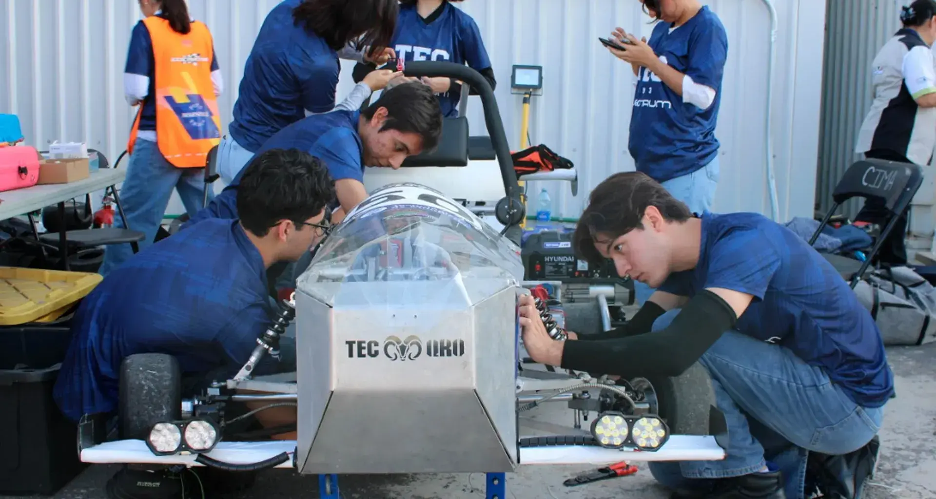 El grupo estudiantil Electrum obtuvo el primer lugar en diseño y el tercer lugar nacional por su coche eléctrico en el campeonato Electratón 2025. 