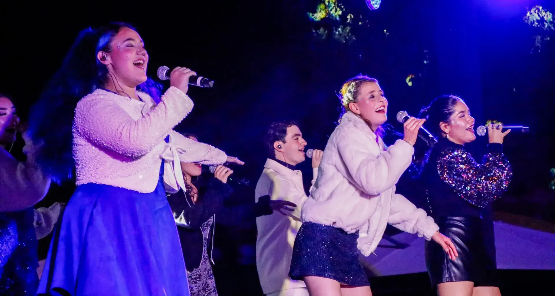 El Tec Campus Querétaro a través del departamento de Arte y Cultura y a cargo de la Compañía de Coro y Orquesta presentaron el quinto año consecutivo del ensamble de música navideña, Christmas Rocks. 