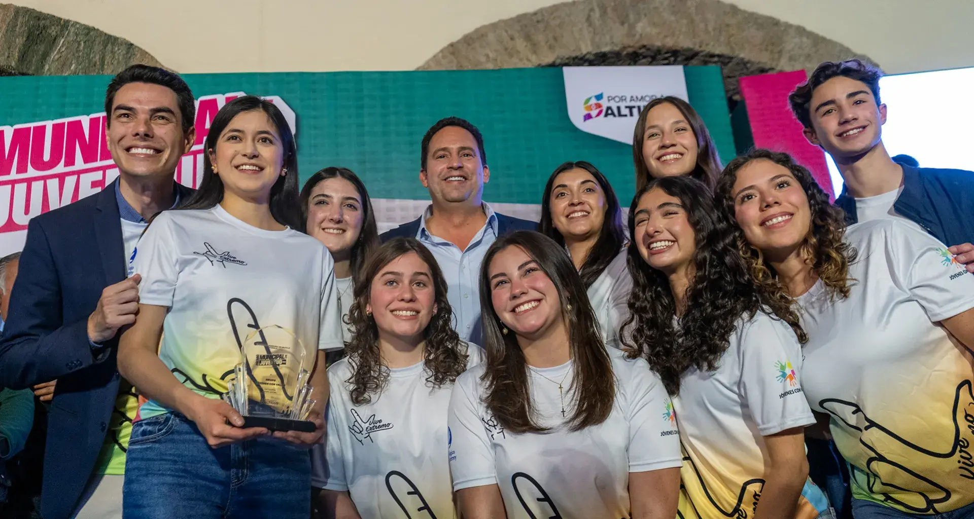 Alumnos con alcalde de Saltillo Javier Díaz González.