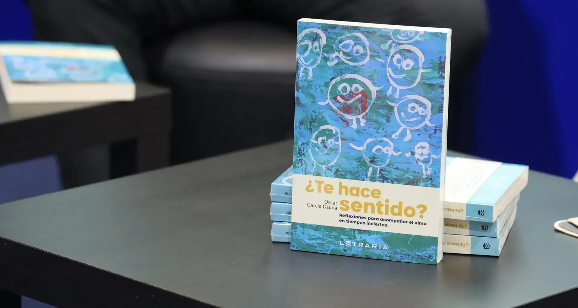 Libro Te Hace Sentido, presentado en el stand del Tec en la FIL Guadalajaara 2025.