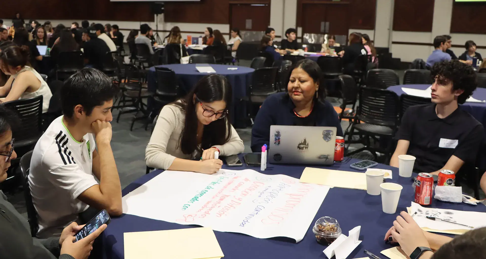 Generan jóvenes diálogo por la igualdad entre universidades