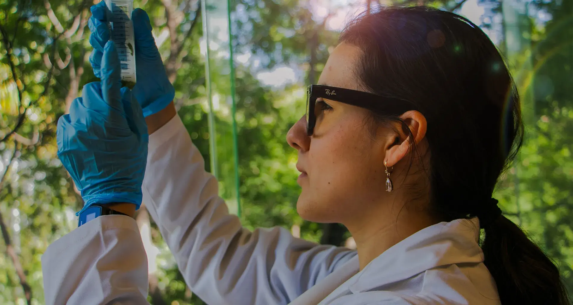Victoria de León en el laboratorio de Tec CCM