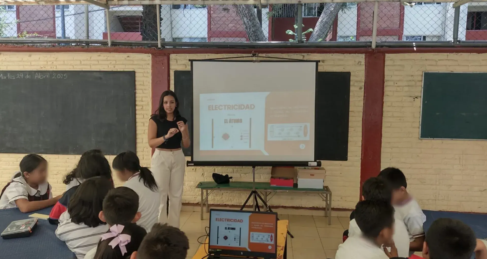 Alexandra Maldonado dando clases a comunidades.