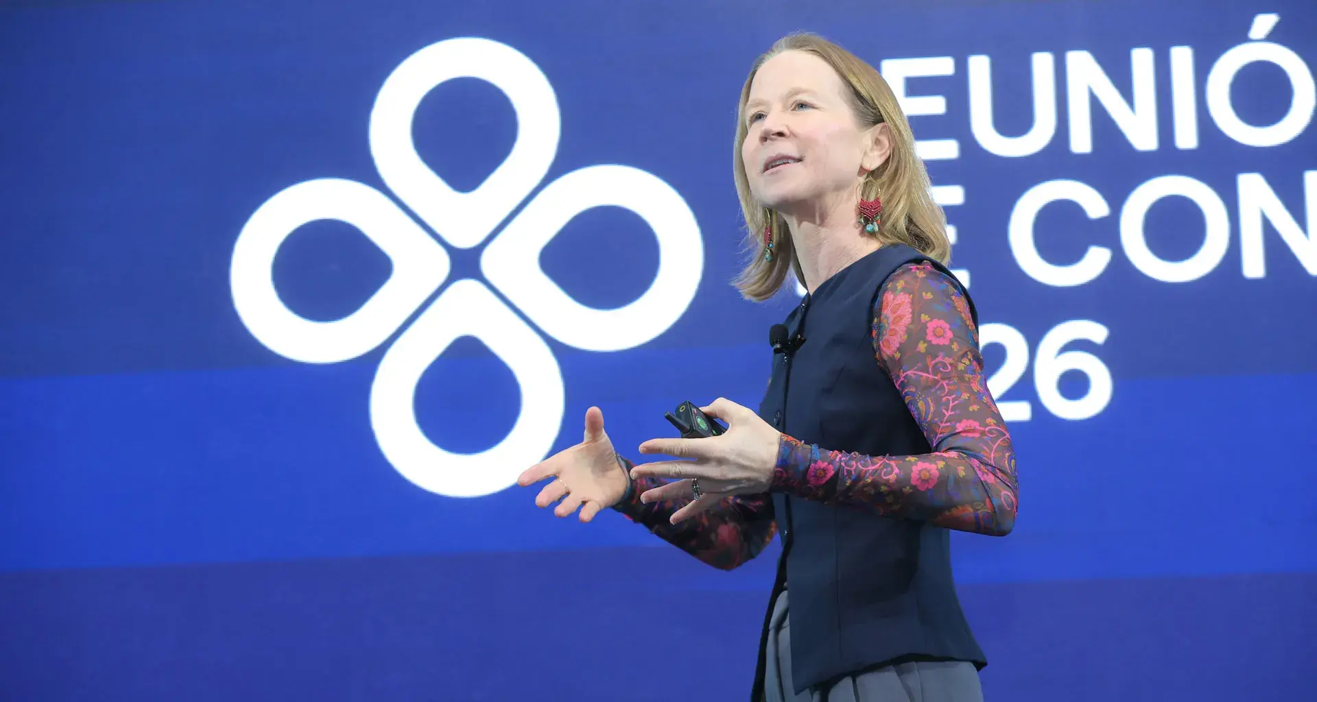 April Rinne, futuróloga, da una conferencia durante la Reunión de Consejeros 2026