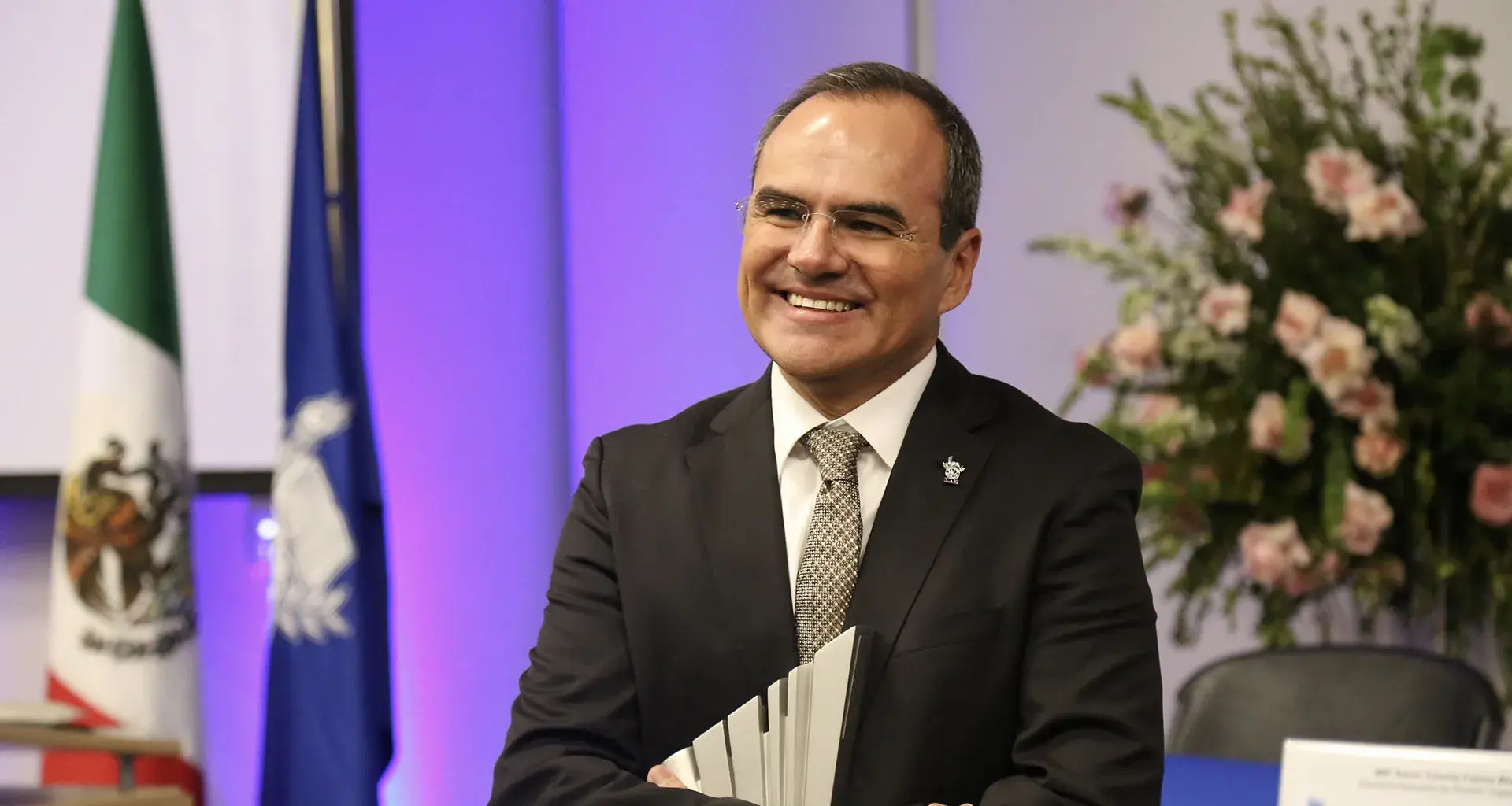 Ricardo Alcalá recibiendo el Premio al Mérito EXATEC