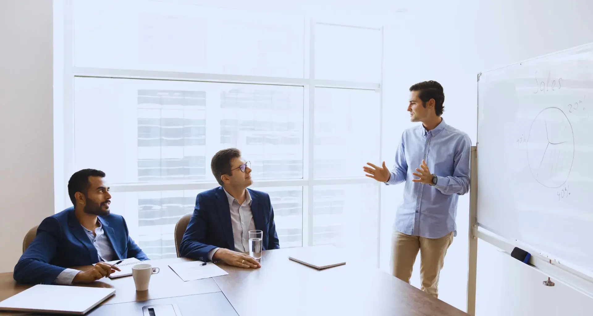 Emprendedor presentando su negocio a inversionistas en reunión para levantar capital