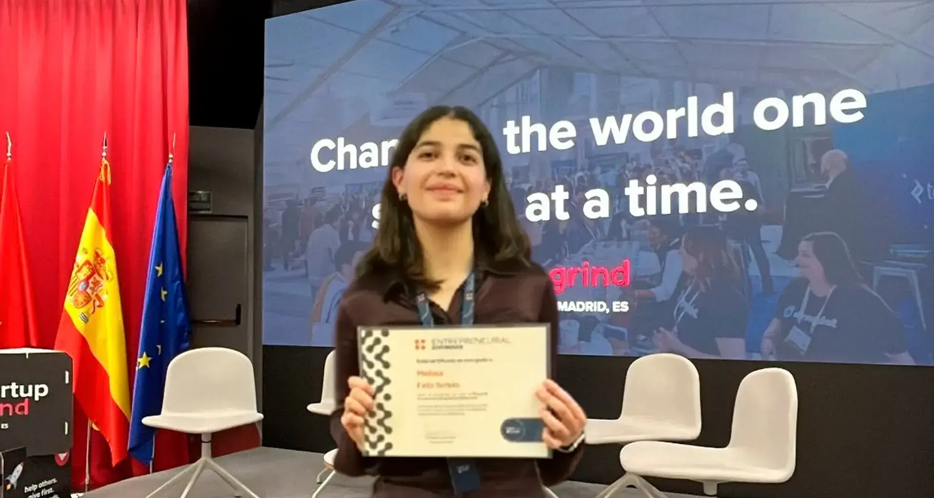 Melissa Félix Sotelo posa con certificado en 