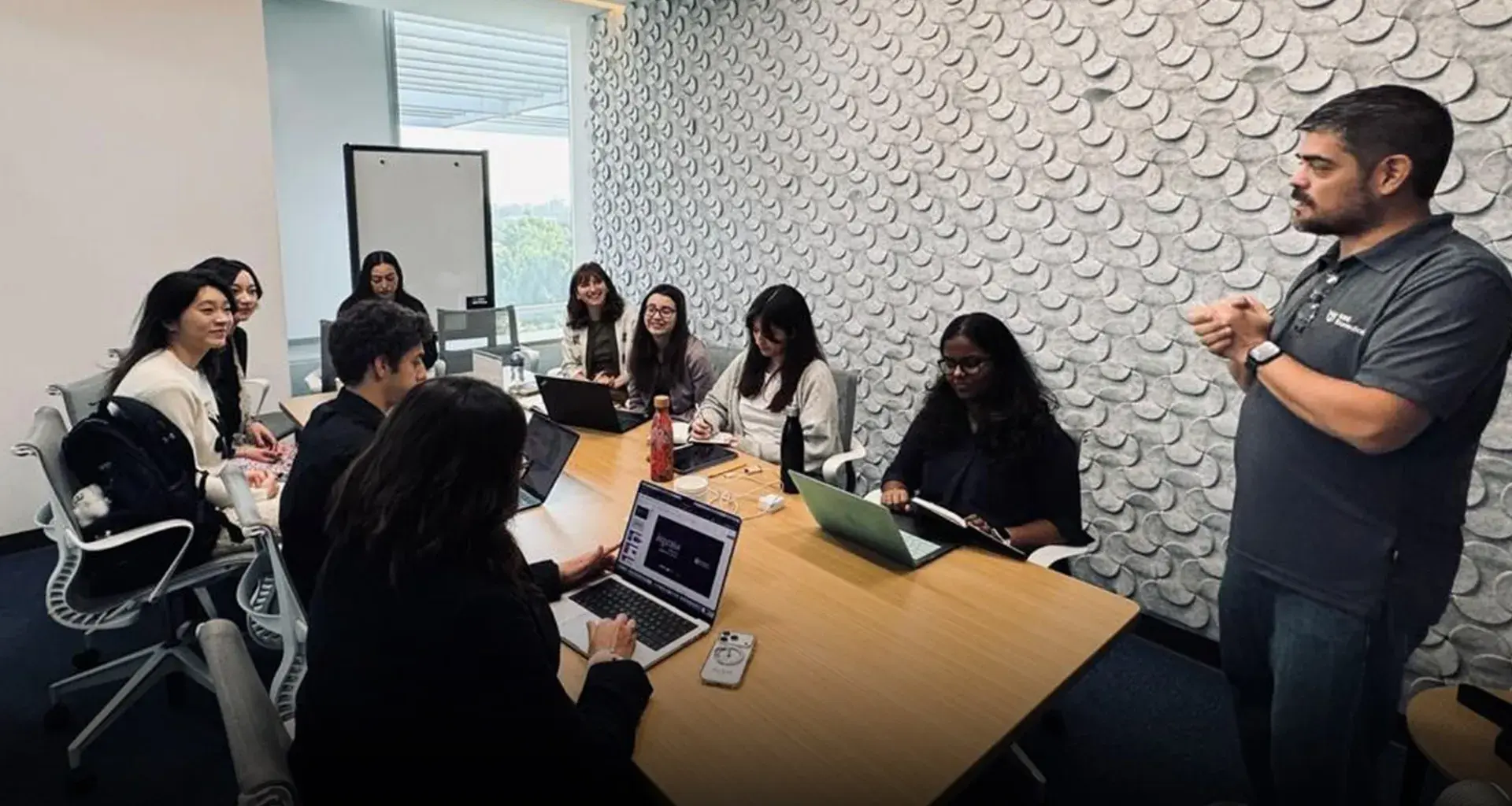 Profesor habla frente a un grupo de estudiantes 