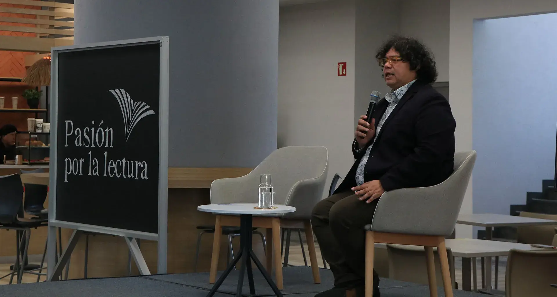 Escritor reflexiona sobre memoria, identidad y escritura en Tec Toluca