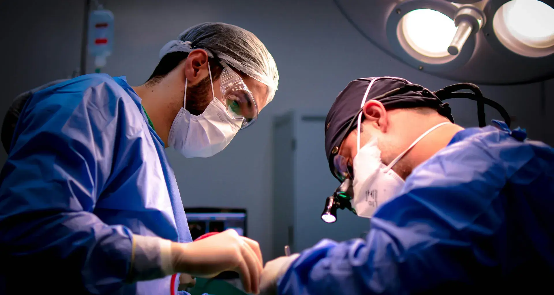 Un cirujano especialista realizando una intervención en un quirófano de alta tecnología, representando la meta de la residencia médica.