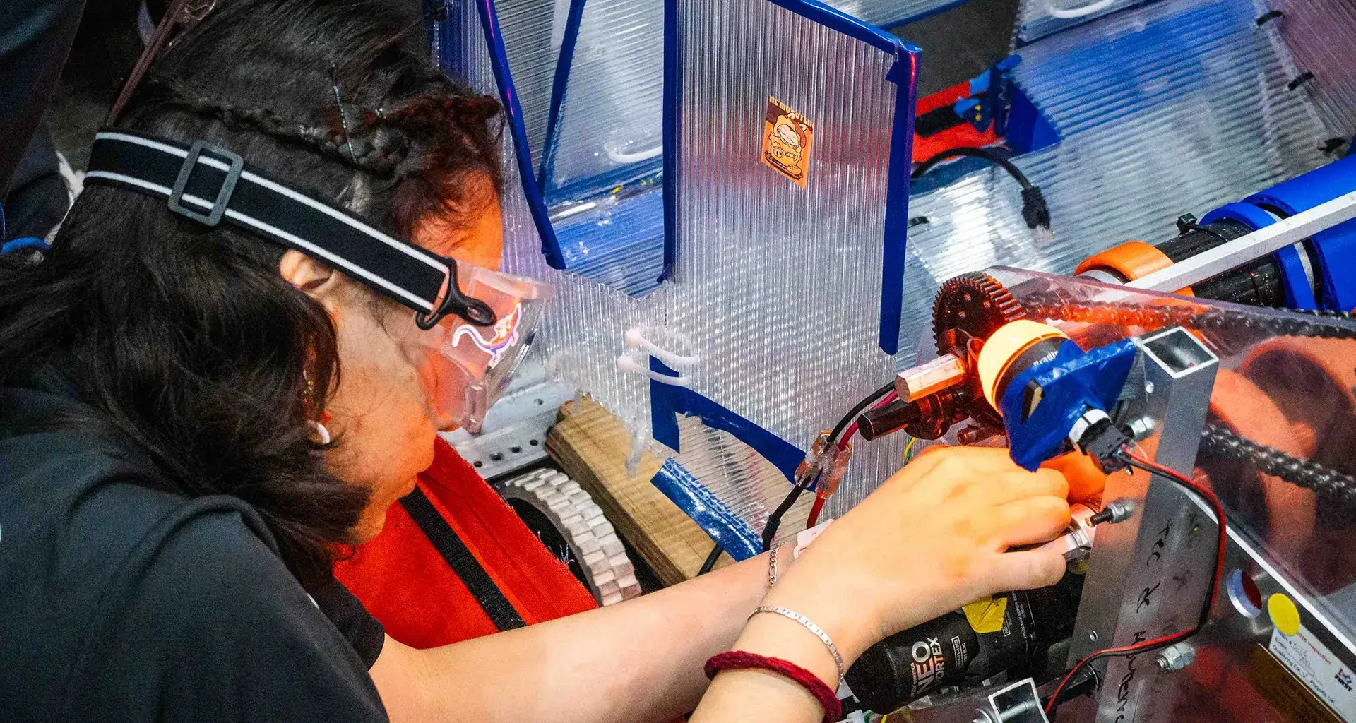 Estudiante de prepatec arreglando robot en FIRST