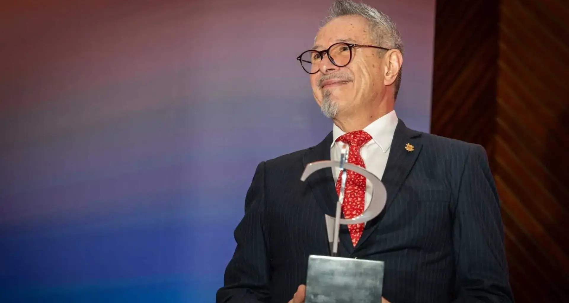 Raúl Monroy, profesor investigador del Tec en Estado de México, es reconocido con el Premio INSIGNIA por su trayectoria de investigación en IA.