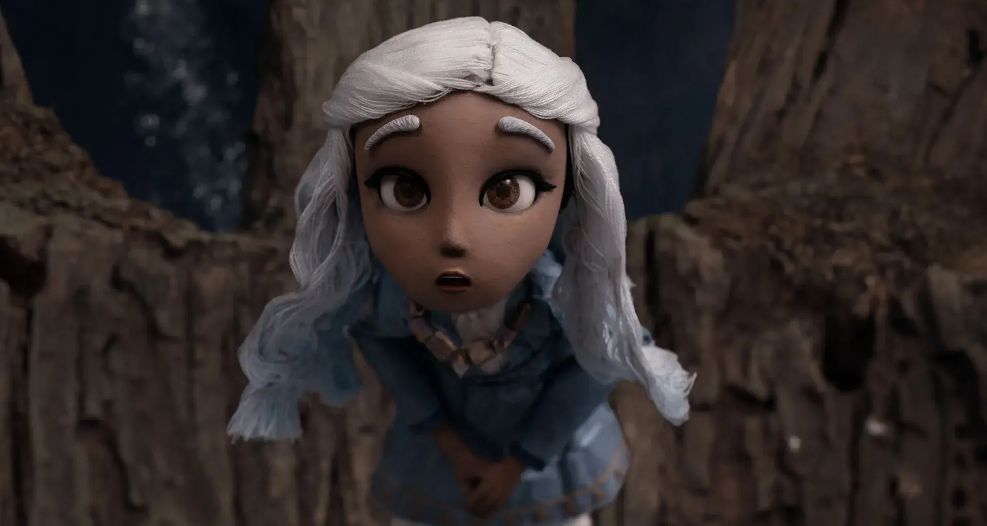 Still del cortometraje de animación stop-motion Yugen, destacando las texturas de barro y materiales naturales.