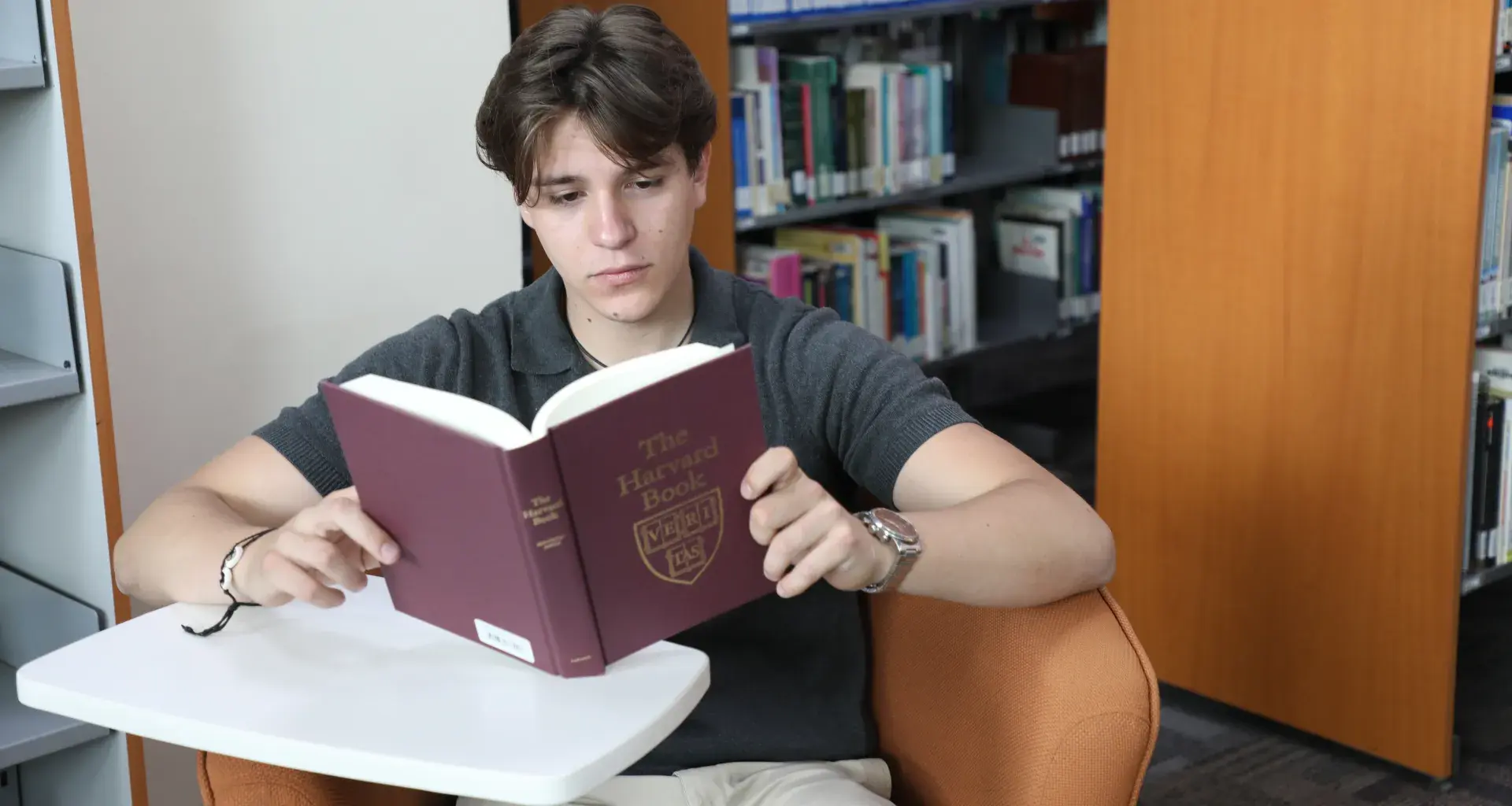 Una de las aficiones de Javier es la lectura
