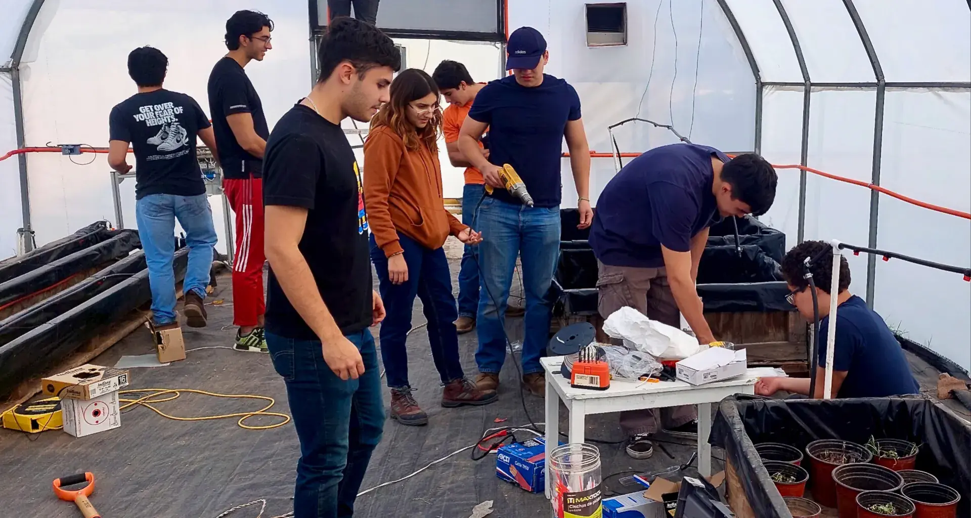 Estudiantes de Ingeniería Mecatrónica del Tec campus Chihuahua construyen un invernadero automatizado en una comunidad de la capital chiuahuense.