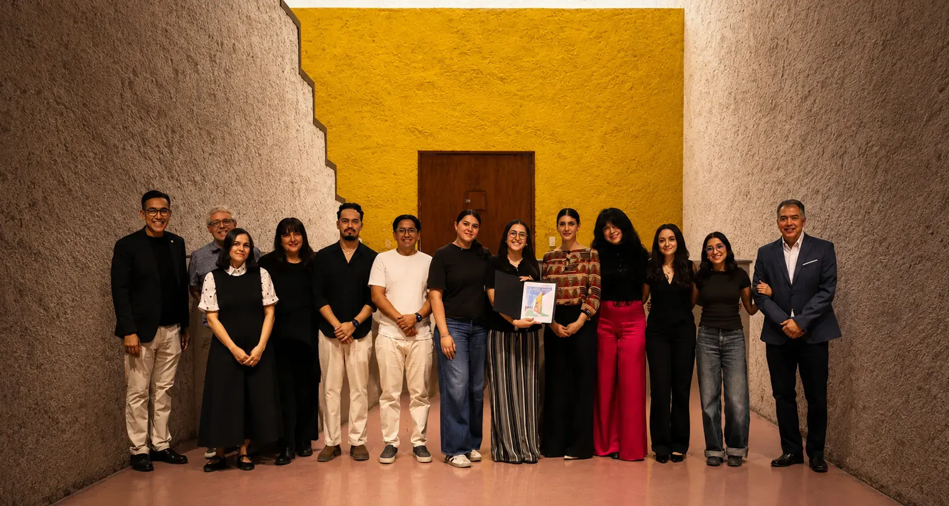 Estudiantes y profesores de Arquitectura del Tec de Monterrey campus Laguna en fotografía montada dentro de Casa Caballero en Gómez Palacio