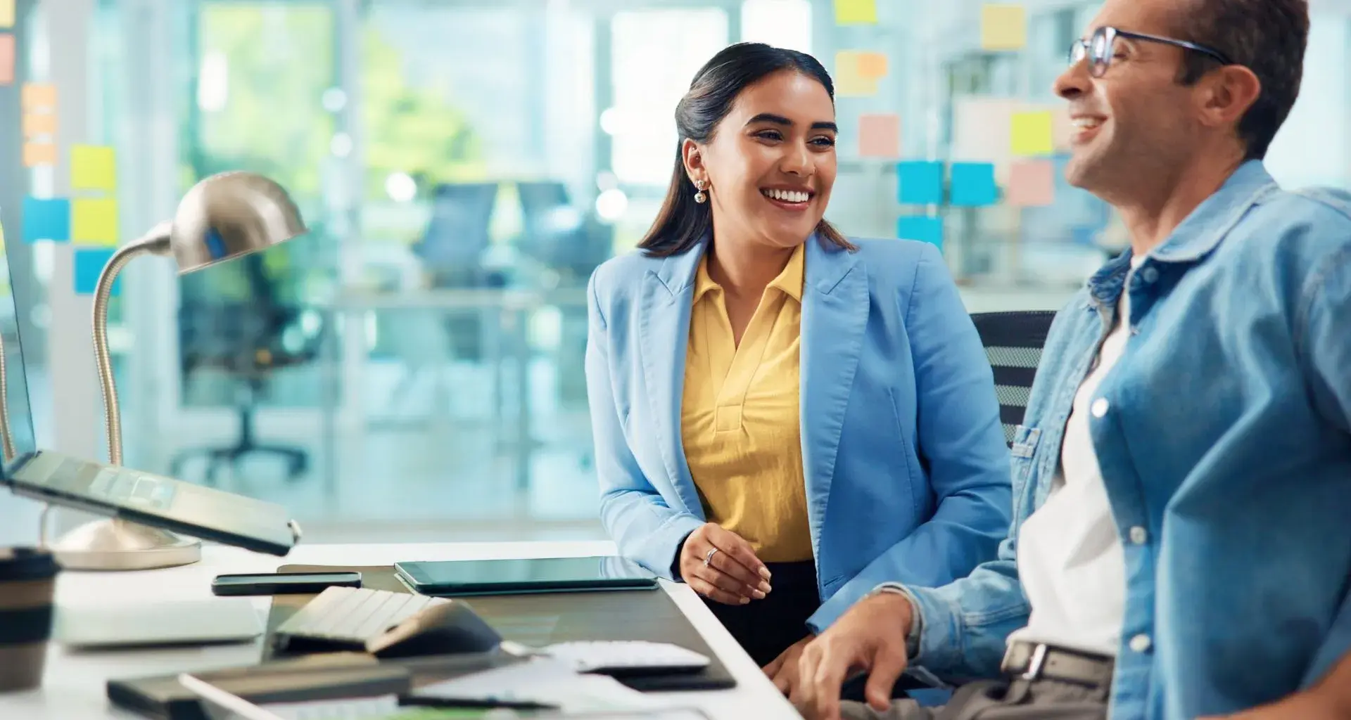 2 colegas de trabajo sonriendo