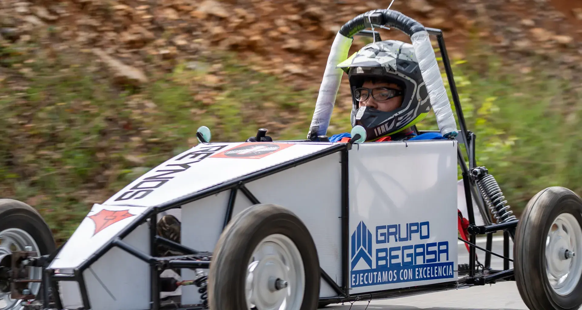 Piloto de campus Saltillo conduciendo el carro durante la competencia.