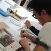 Alumno en clase de diseño 
