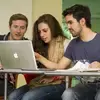 alumnos estudiando frente a una computadora