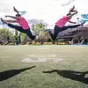 Dos mujeres haciendo acrobacias en una cancha de fútbol americano