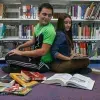 Pareja estudiando en Biblioteca en 14 de febrero