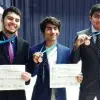 De izquierda a derecha: Diego, Daniel y Brandon con las medallas que obtuvieron