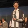 El alumno César Acosta recibió el premio al primer lugar en Monólogos.